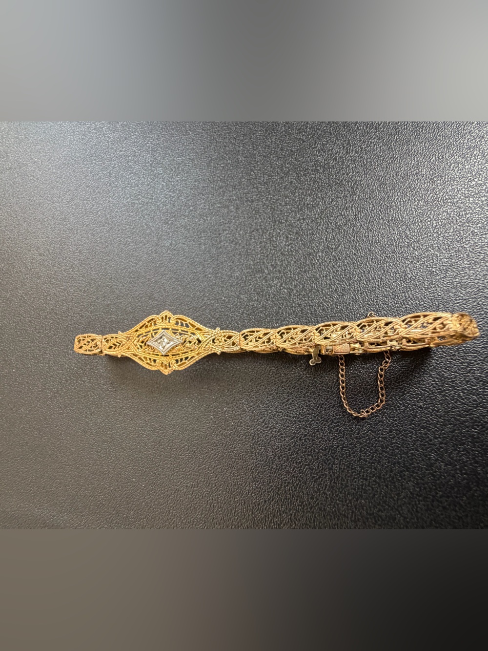 1920’s Vintage Elegant gold filigree bracelet w/ a clear, diamond center accent. - Picture 8 of 12